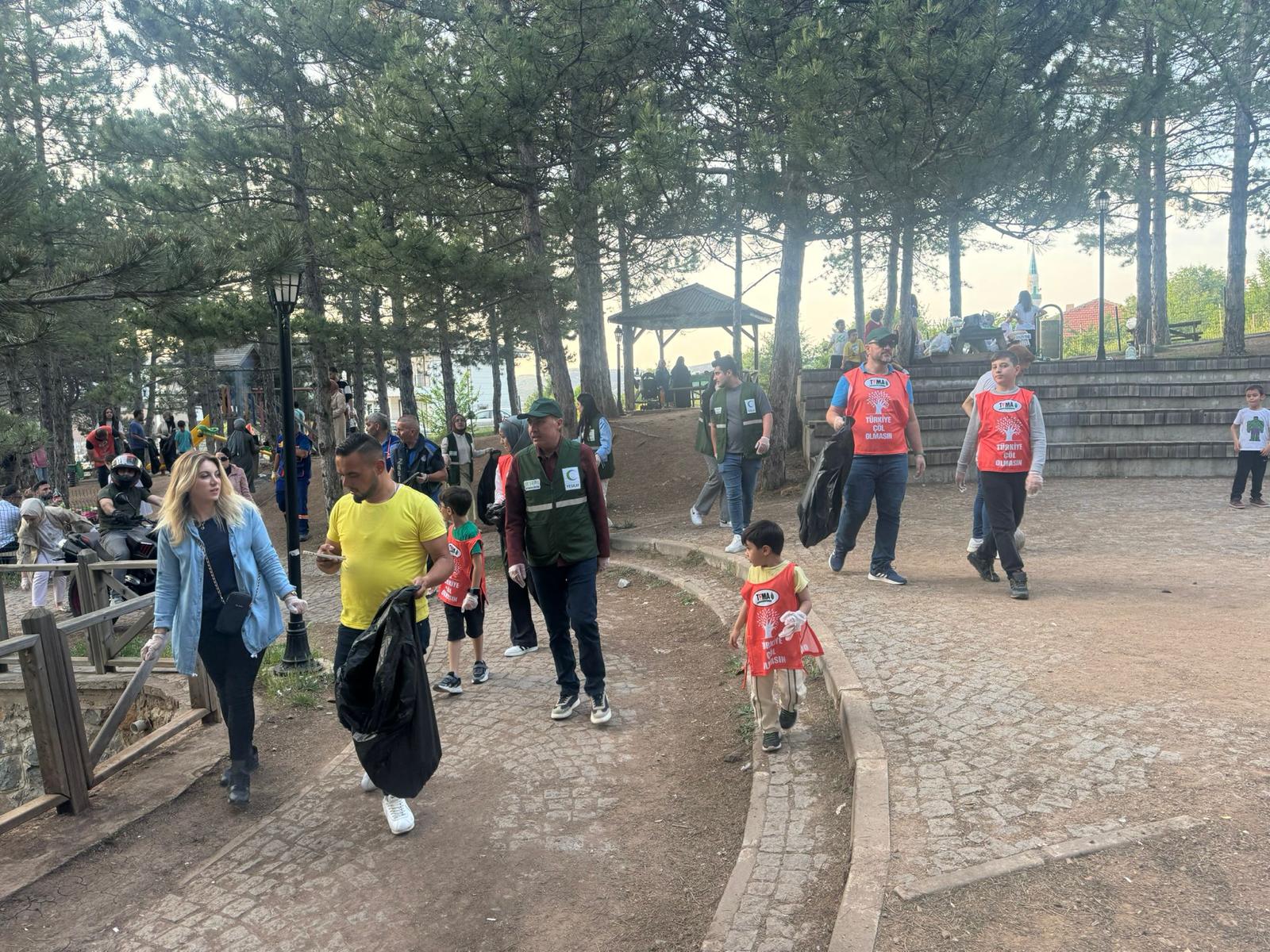  YEŞİLAY,TEMA VAKFI ve BELEDİYEDEN ÇAMLIKDA MINTIKA TEMİZLİĞİ