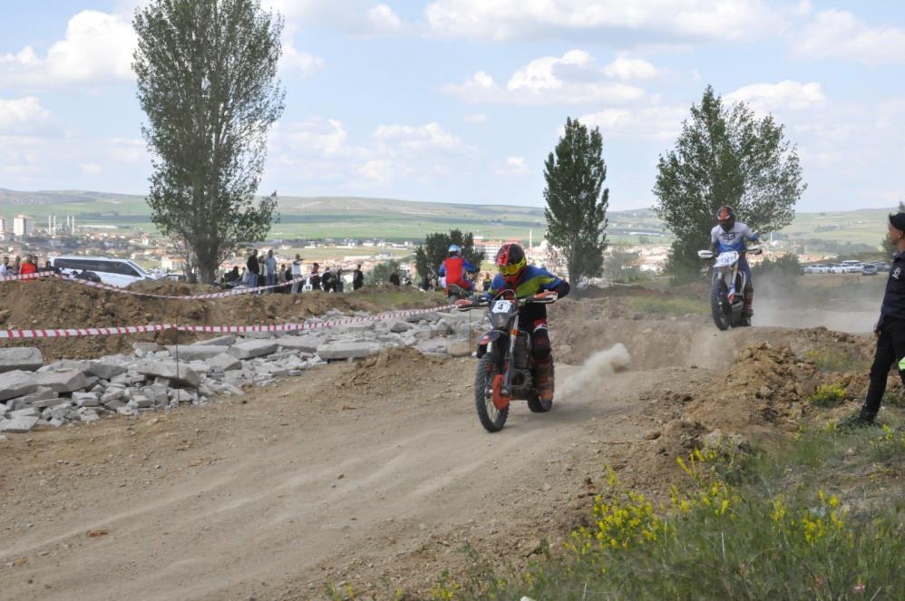 ENGELLERLE DOLU PARKURDA YARIŞAN MOTOSİKLETCİLER NEFES KESTİ