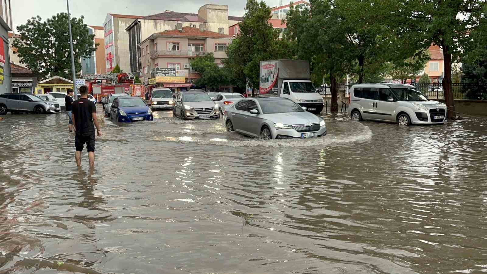 YOZGAT YERKÖY’DE SAĞANAK YAĞIŞ SONRASI YOLLAR GÖLE DÖNDÜ