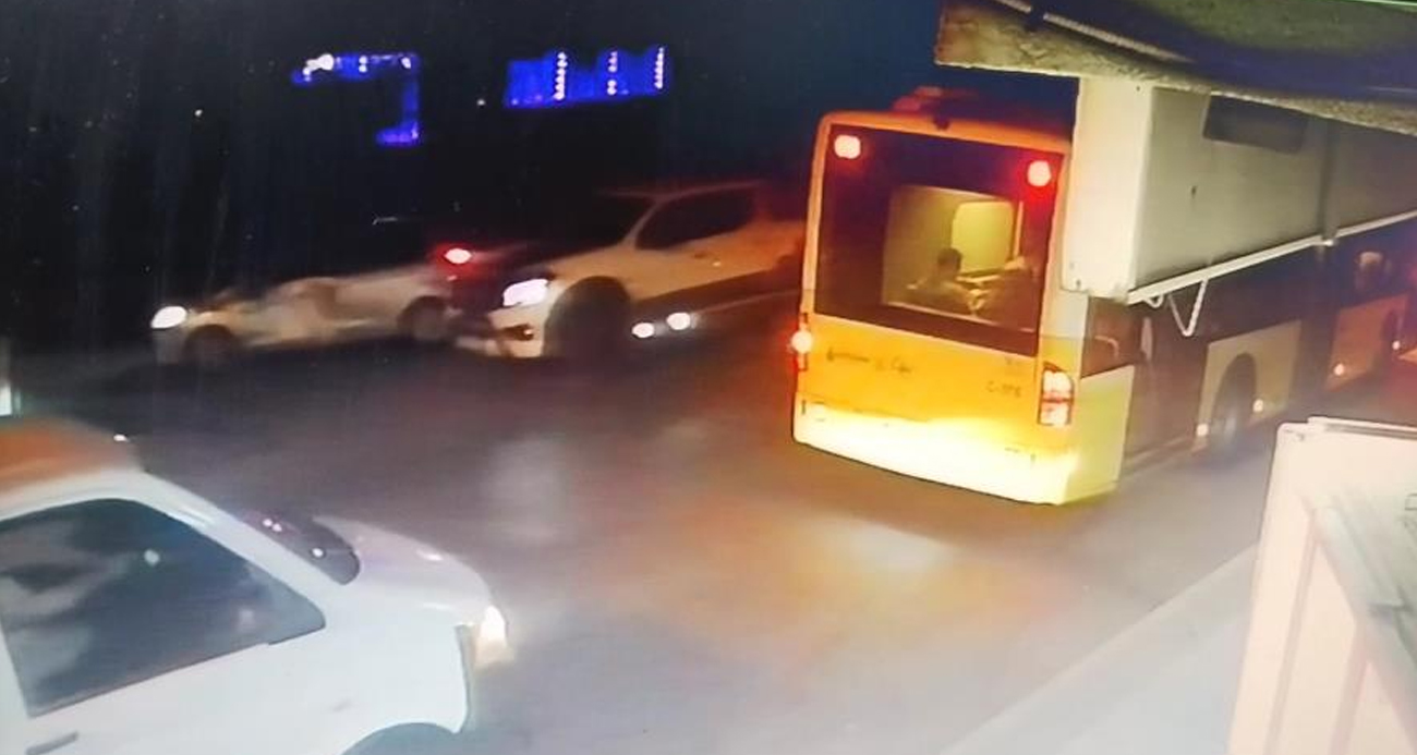ATAŞEHİR’DE SEYİR HALİNDEKİ OTOMOBİLE ÇARPIP KAÇAN ARAÇ KAMERADA
