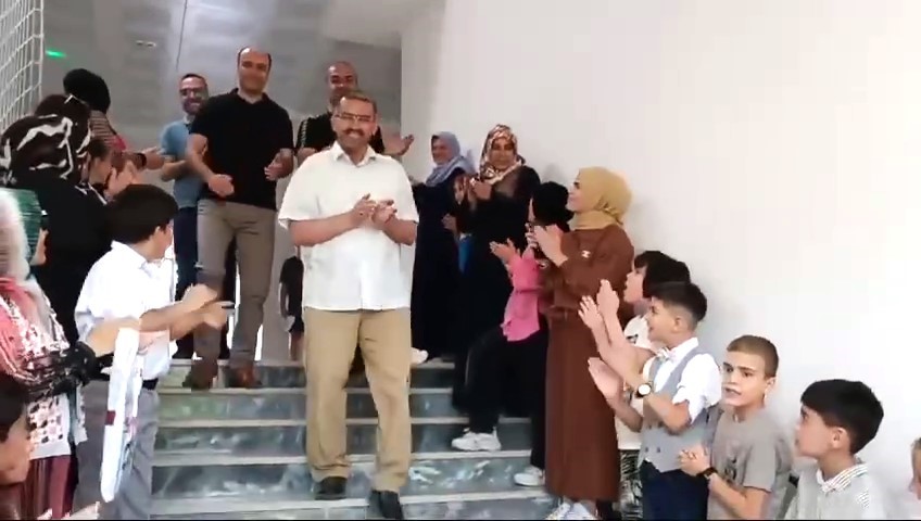 YOZGAT’TA 30 YILLIK ÖĞRETMEN SEVGİ KORİDORU İLE UĞURLANDI
