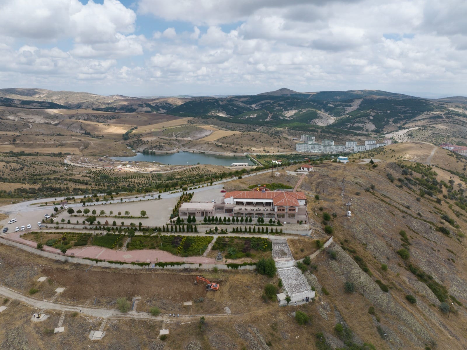 BELEDİYENİN ‘BUNGALOV OTELİ ‘ BU YIL SONUNDA HİZMETE SUNULACAK