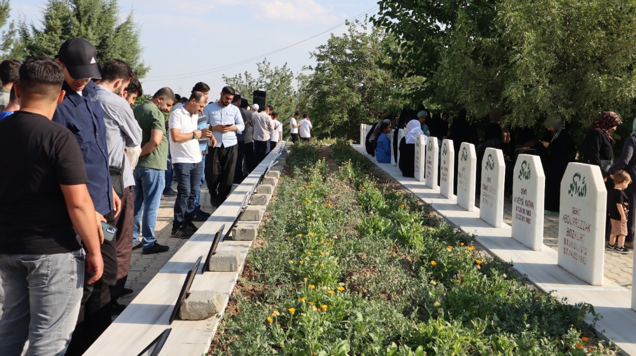 DİYARBAKIR’DA TERÖR ÖRGÜTÜ PKK’NIN ŞEHİT ETTİĞİ 2’Sİ ÇOCUK 10 KİŞİ ANILDI
