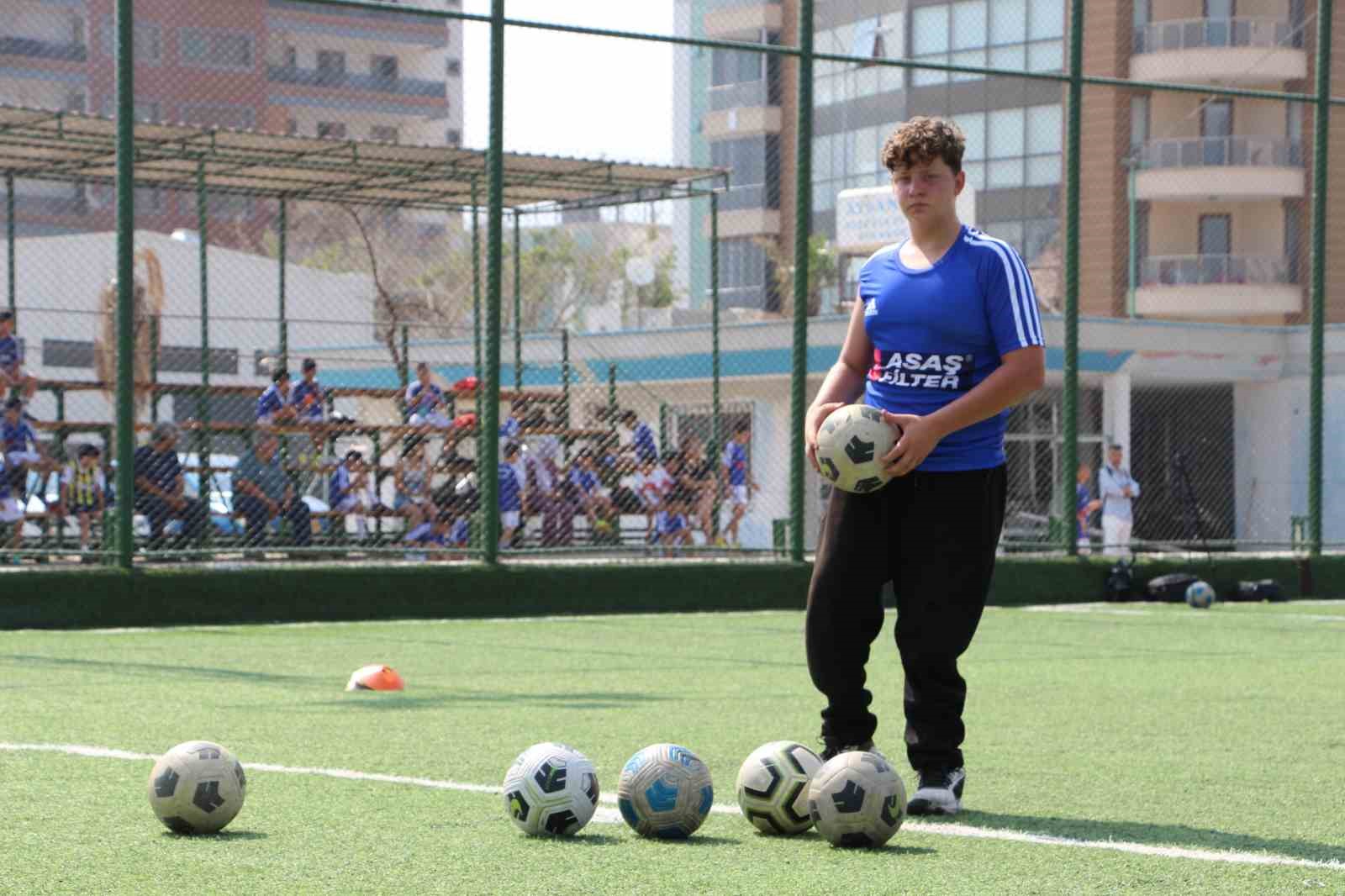 ’KALECİ OLMAYA KENDİMİ ADAMIŞTIM’ DİYEN GENÇ, DEPREMDE AMPÜTE OLAN BACAĞIYLA HAYALLERİNİN PEŞİNDEN KOŞUYOR 