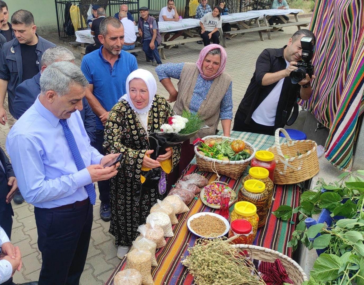 VALİ ÖZKAN, TÜRKMEN KÜLTÜRÜNÜN TANITILDIĞI STANTLARI GEZDİ