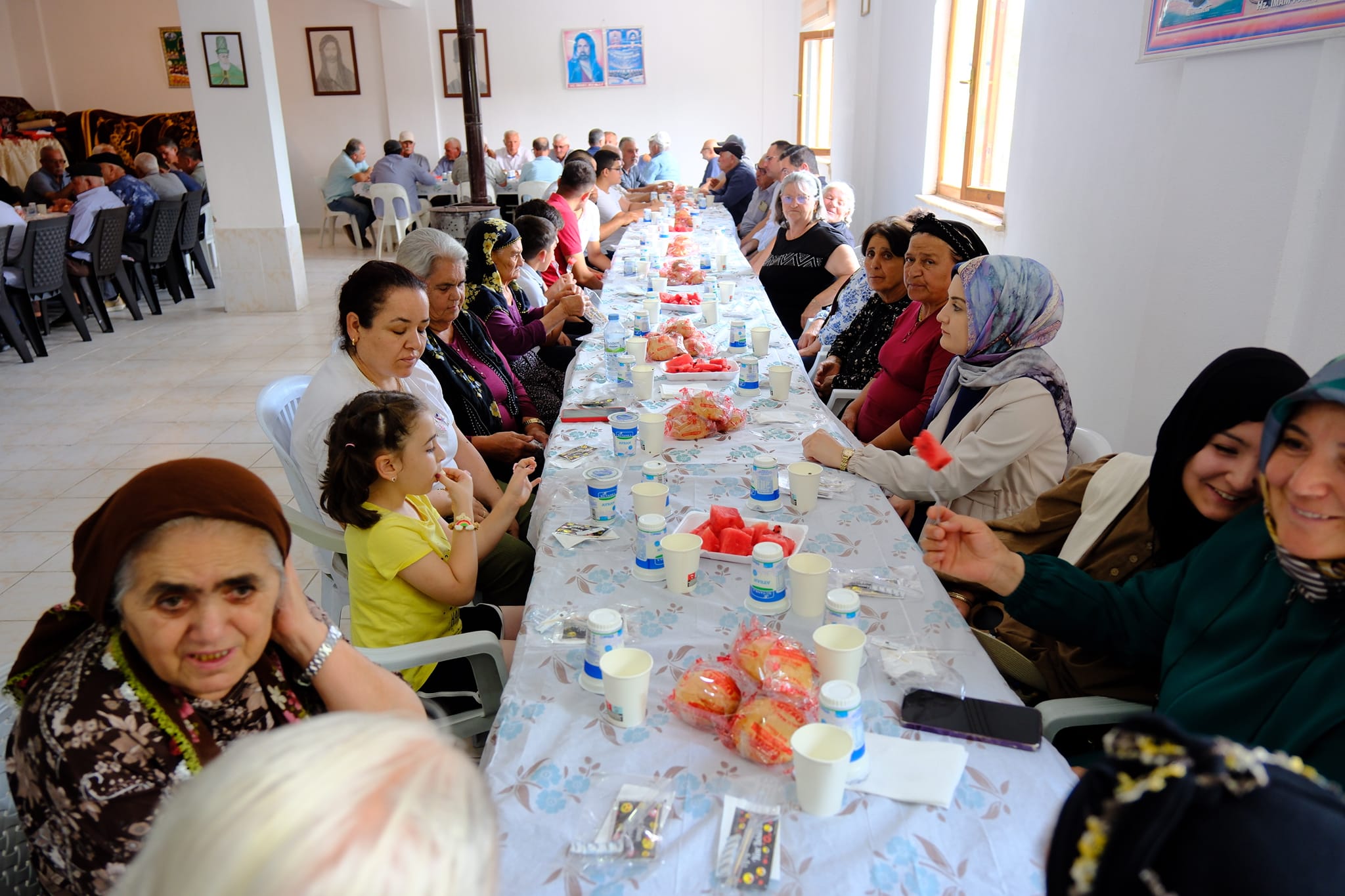 VALİ ÖZKAN PEMBECİK KÖYÜNDE DÜZENLENEN AŞURE ETKİNLİĞİNE KATILDI