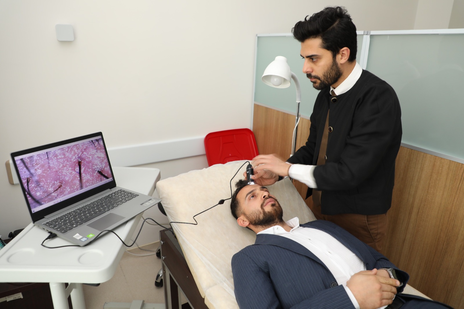 TIP FAKÜLTESİ HASTANESİNDE BİR İLK: SAÇ TEDAVİSİNE BAŞLANDI