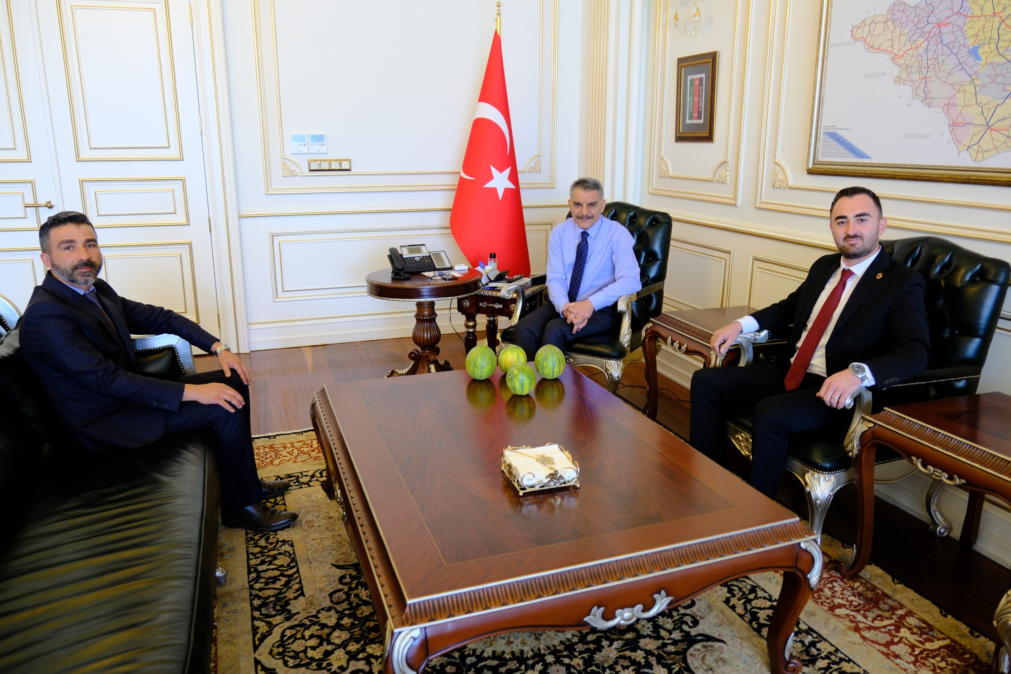 AYDINCIKLILARDAN VALİ ÖZKAN’A BAĞRI BÜTÜN KAVUN HEDİYESİ  