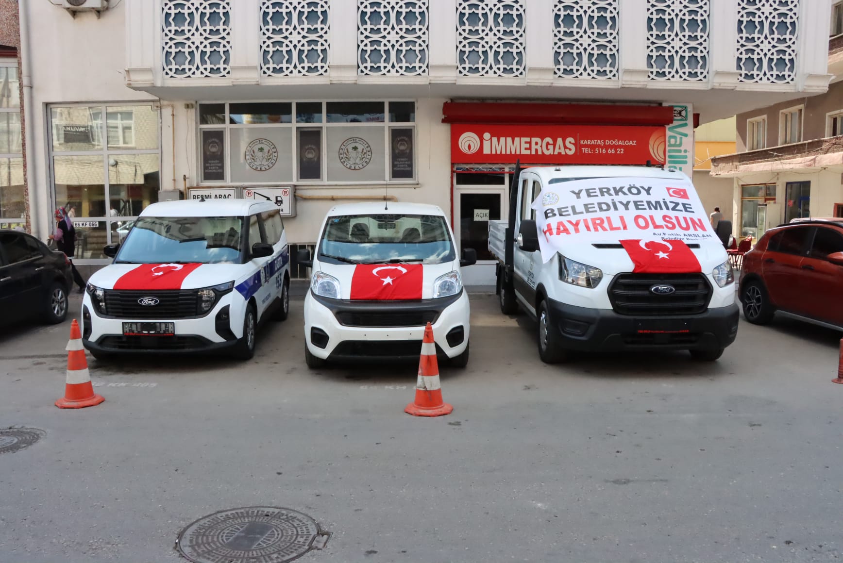 YERKÖY’DE 2 İŞADAMI BELEDİYEYE 3 ARAÇ BAĞIŞLADI