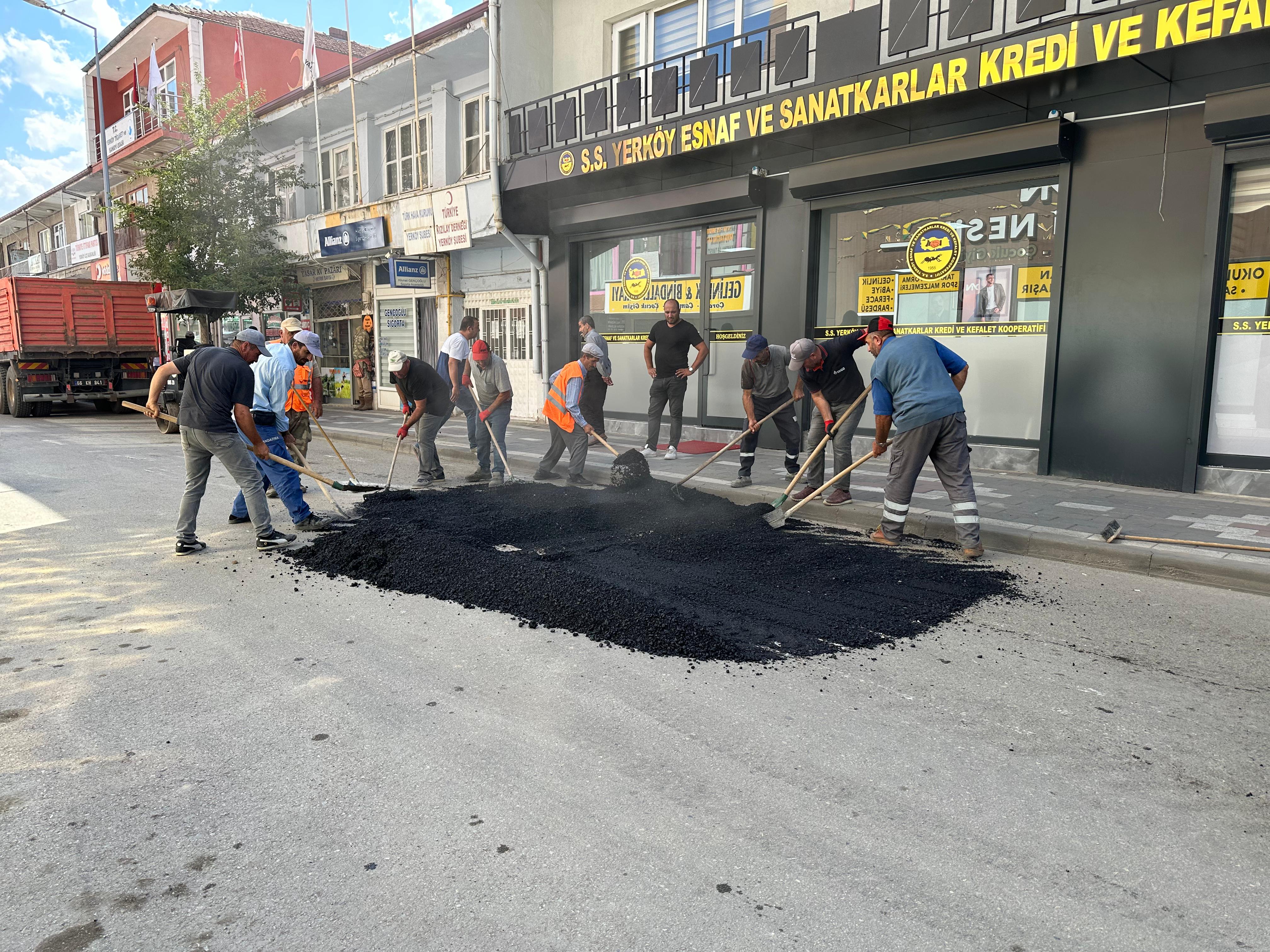 YERKÖYDE BOZULAN ASFALT YOLLAR ONARILIYOR
