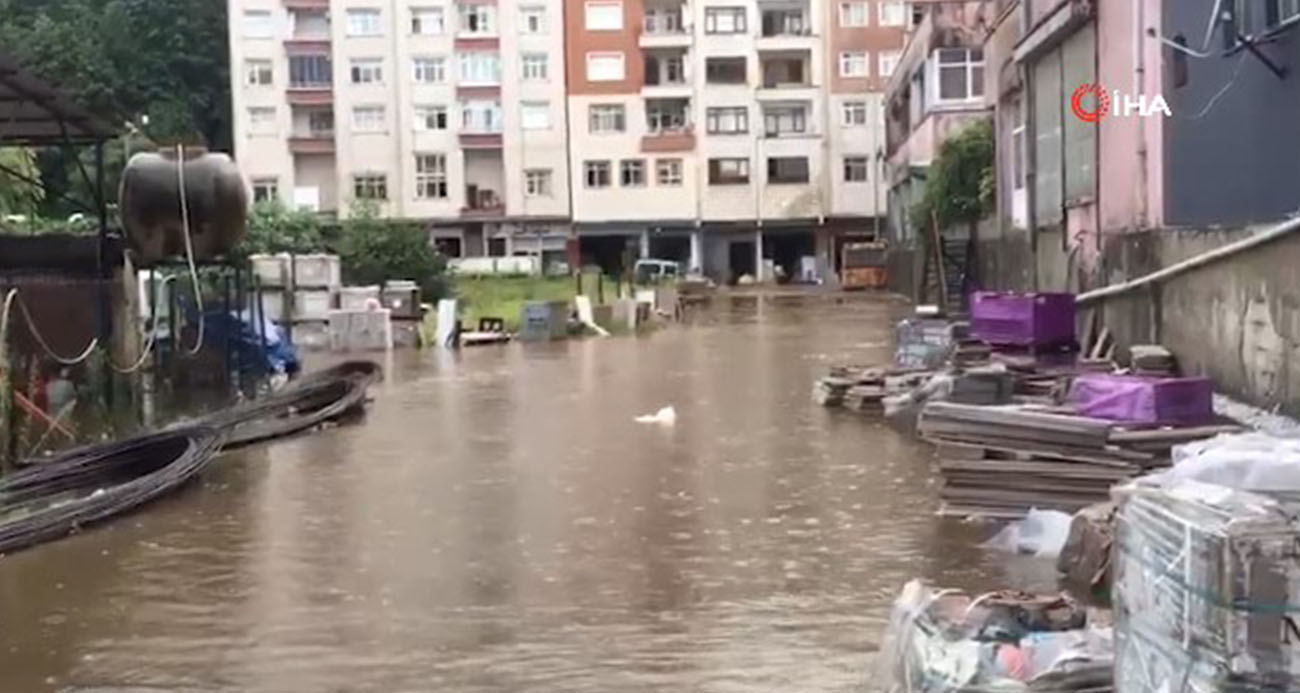 RİZE’DE SAĞANAK YAĞIŞ SELE DÖNÜŞTÜ: CADDE VE SOKAKLAR GÖLE DÖNDÜ 