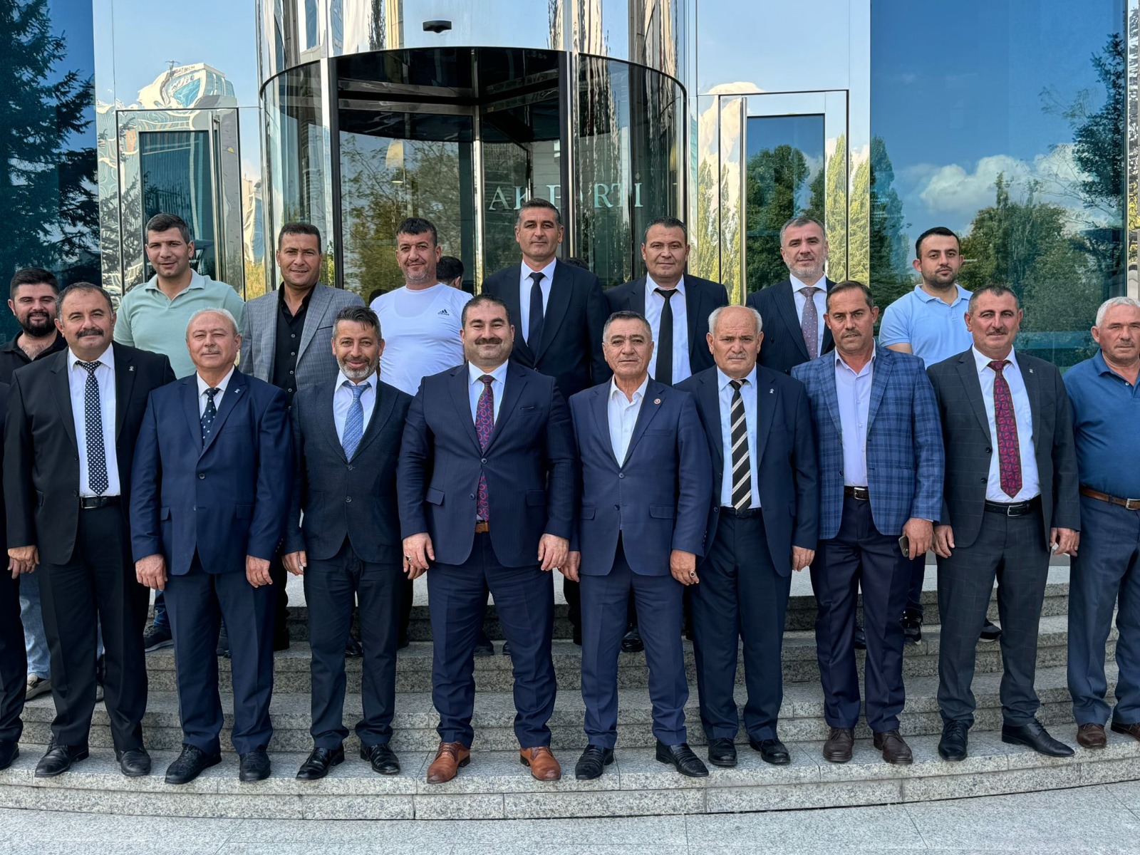 AK PARTİNİN 4 İLÇE BAŞKANI MAZBATALARINI GENEL MERKEZDEN ALDI