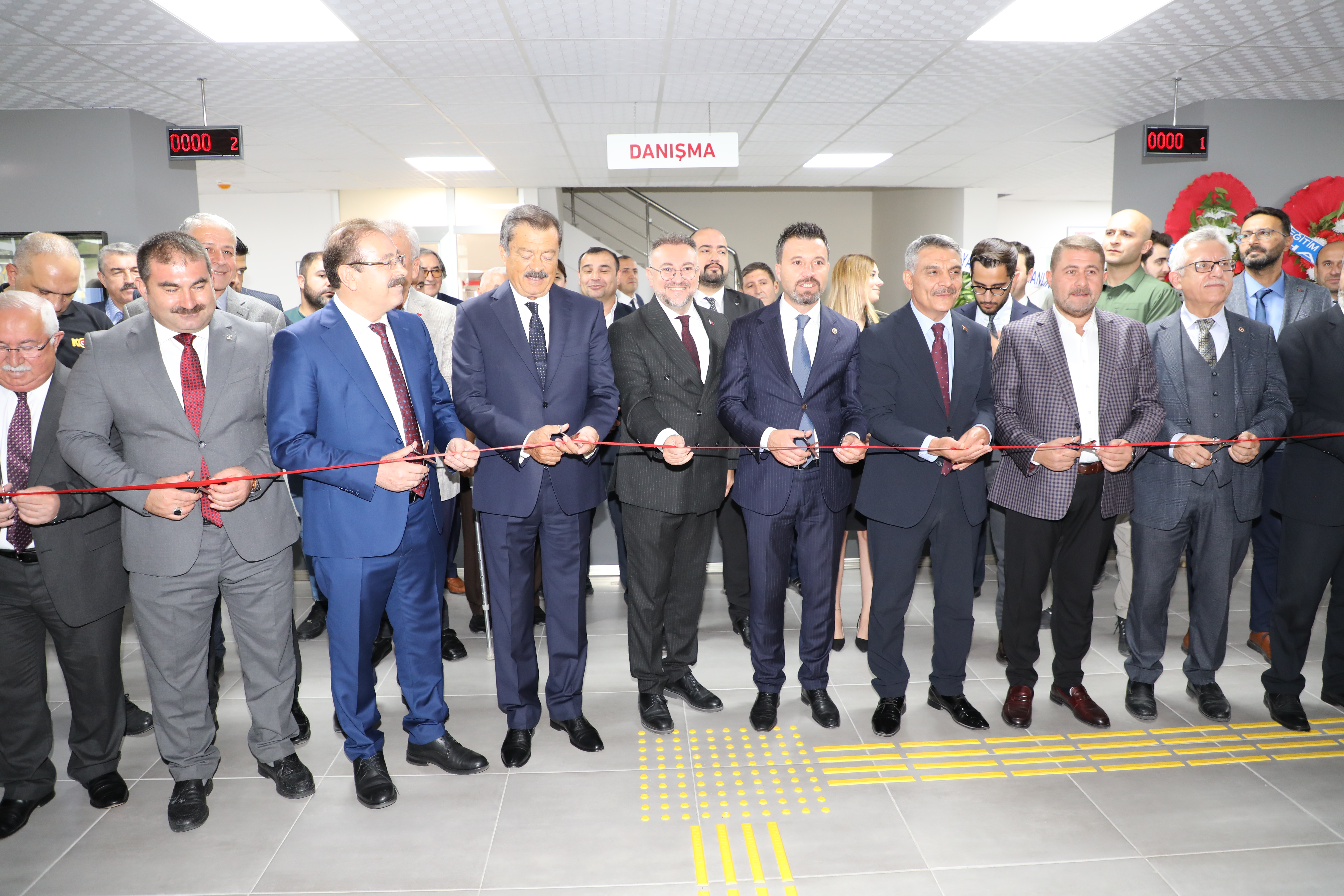 AÇILIŞ KURDELASINI İKTİDAR-MUHALEFET TEMSİLCİLERİ BİRLİKTE KESTİLER