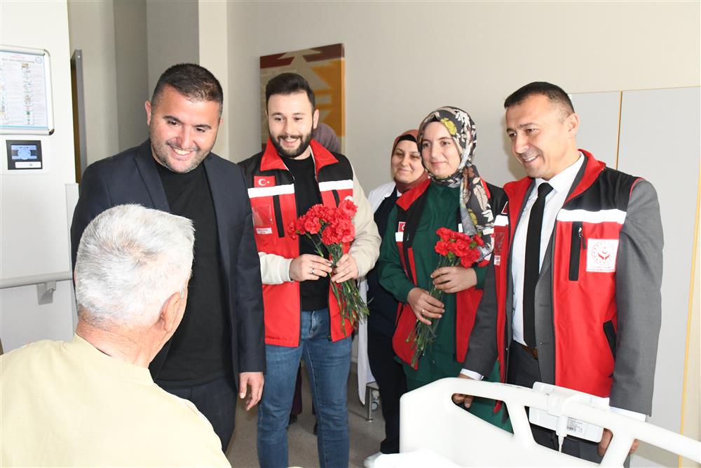 ŞEHİR HASTANESİNDEKİ YAŞLI HASTALARA KARANFİLLİ ZİYARET