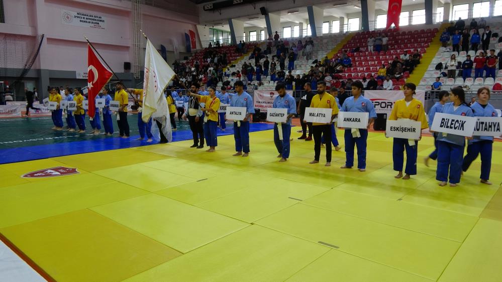 YOZGAT’TA DÜZENLENEN KUŞAK GÜREŞLERİ TÜRKİYE ŞAMPİYONASI SONA ERDİ