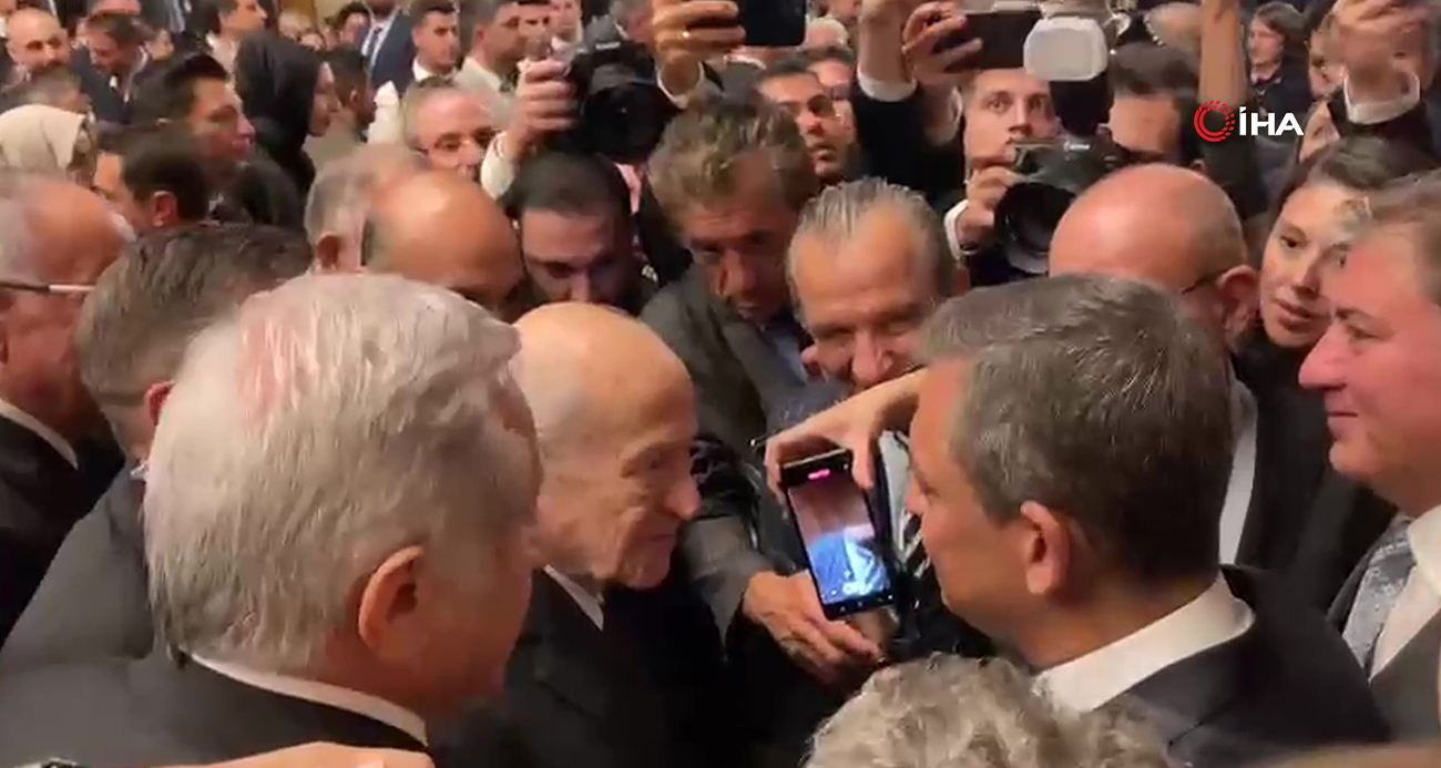 BAHÇELİ VE ÖZEL, TBMM RESEPSİYONUNDA AYAKÜSTÜ SOHBET ETTİ