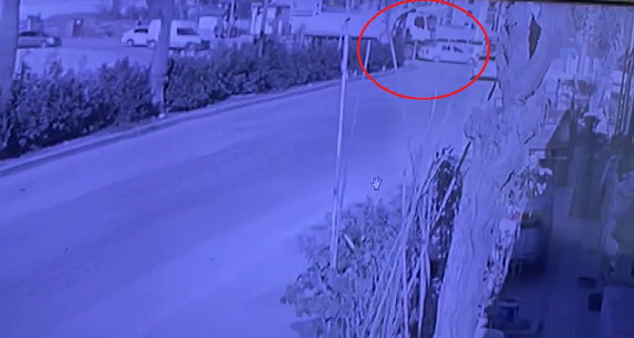 HAFRİYAT KAMYONU, OTOMOBİLİ METRELERCE SÜRÜKLEDİ: O ANLAR KAMERADA