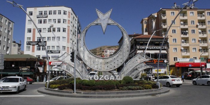 4 YOL KAVŞAĞINDAKİ AYYILDIZLI GÖRSEL KENTİN KUZEY GİRİŞİNE TAŞINIYOR