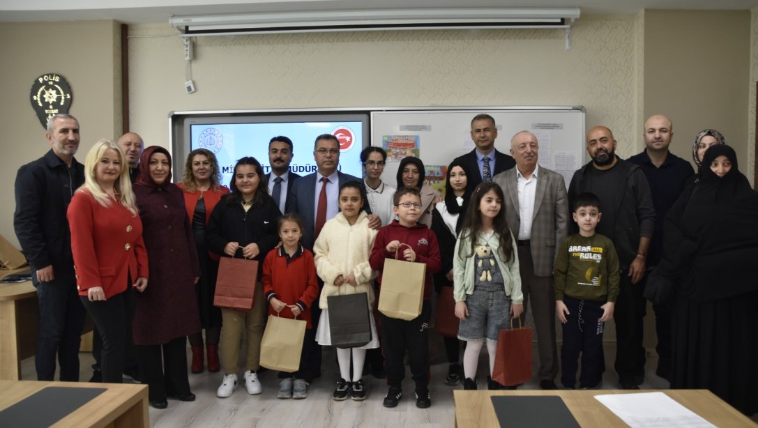 CUMHURİYET KONULU YARIŞMANIN BAŞARILI ÖĞRENCİLERİ ÖDÜLLENDİRİLDİ
