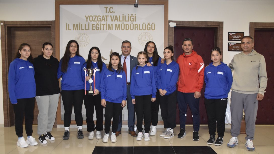 TÜRKİYE ÜÇÜNCÜSÜ KIZ GÜREŞ TAKIMIMIZ GELECEK VAADEDİYOR