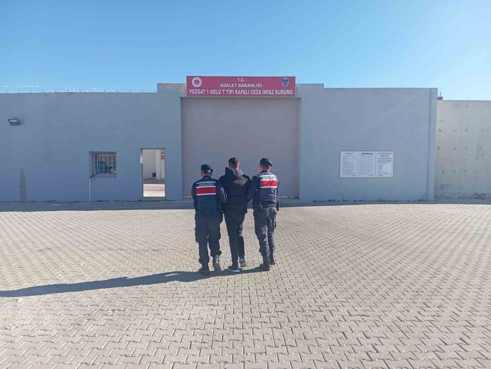 FİRARİ MAHKUM, SAHTE KİMLİK İLE KİRALADIĞI EVDE YAKALANDI