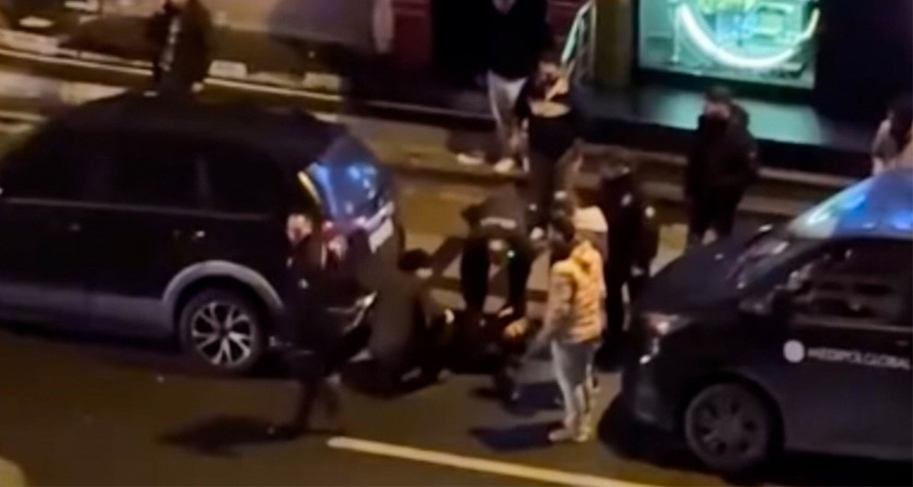 BAĞCILAR’DA CADDE ORTASINDA SİLAHLI SALDIRI: 2 YARALI 