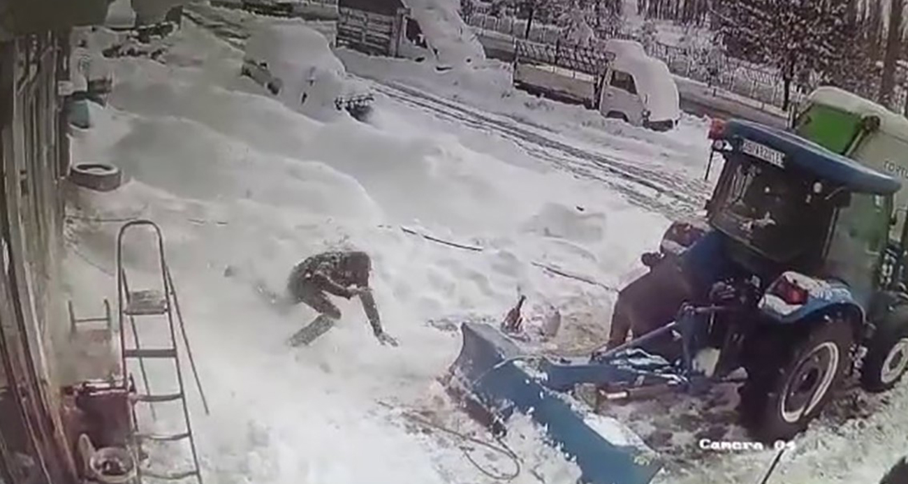 KAR KÜTLESİ ADAMIN ÜZERİNE DÜŞTÜ