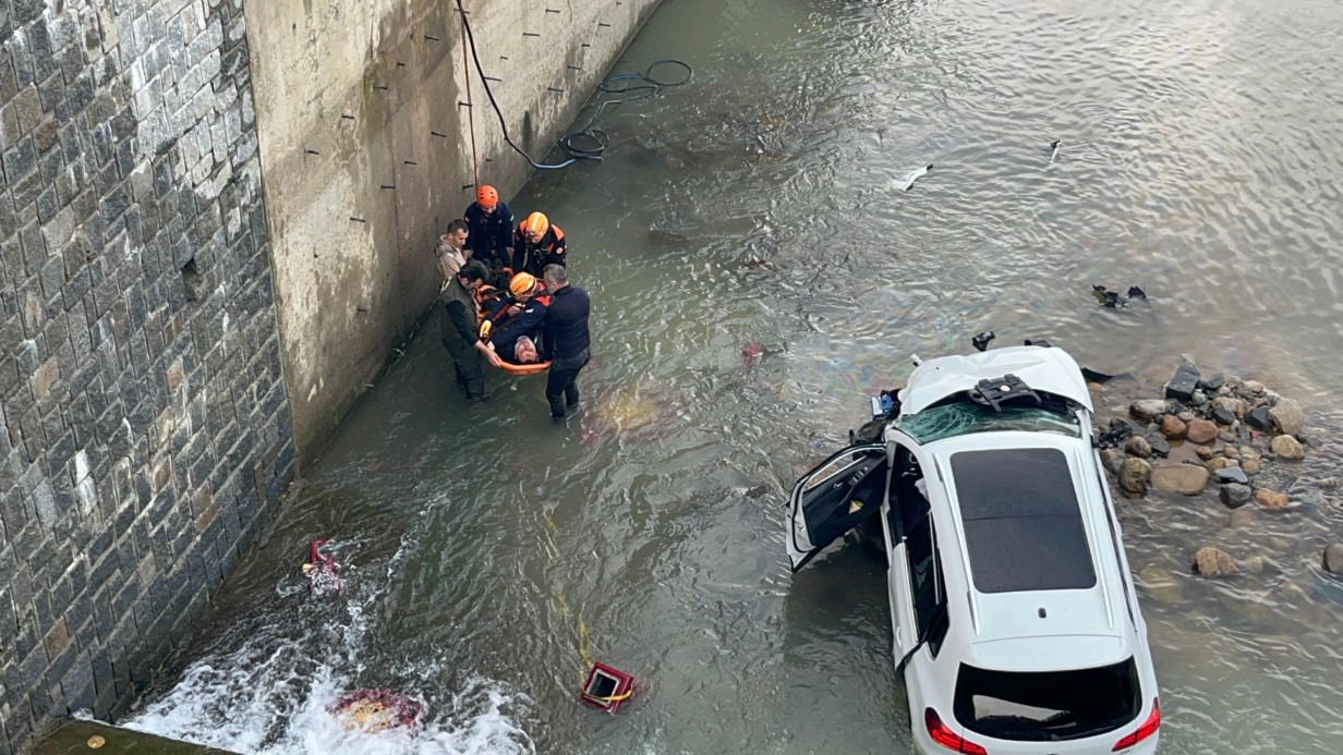 RİZE’DE ÖĞRENCİ SERVİSİ İLE ÇARPIŞAN CİP DEREYE UÇTU: 10 YARALI