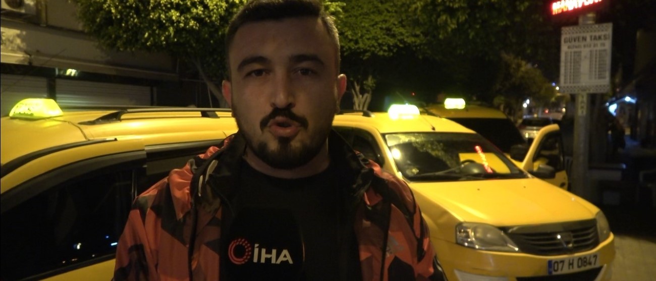 DEPREME ARACINDA YAKALANAN SÜRÜCÜ: &QUOT;ARABAYI BİRİ SALLIYOR SANDIM&QUOT; 