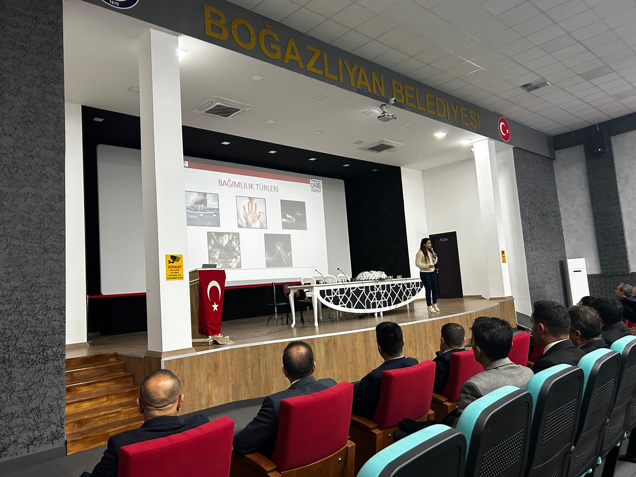 BİREYLER SÜREKLİ TELEFONA BAKMA ALIŞKANLIĞINDAN UZAKLAŞMALIDIR