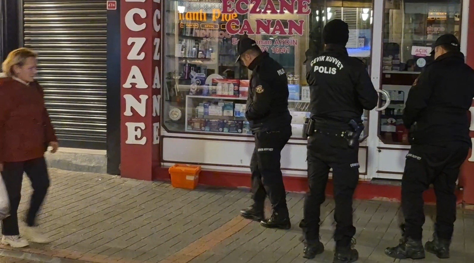 ECZANE ÖNÜNE BIRAKILAN İLAÇ KUTUSU BOMBA PANİĞİNE NEDEN OLDU