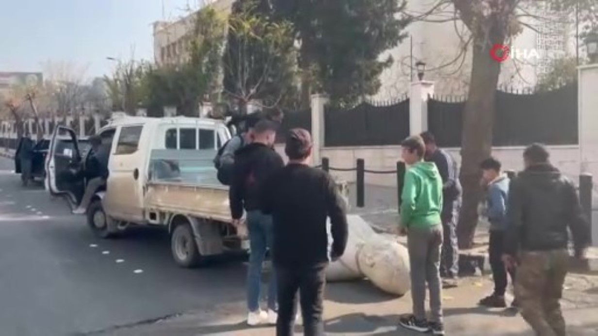 SURİYELİLER ESAD’IN HEYKELİNİ PARÇALAYIP, SÜRÜKLEDİ