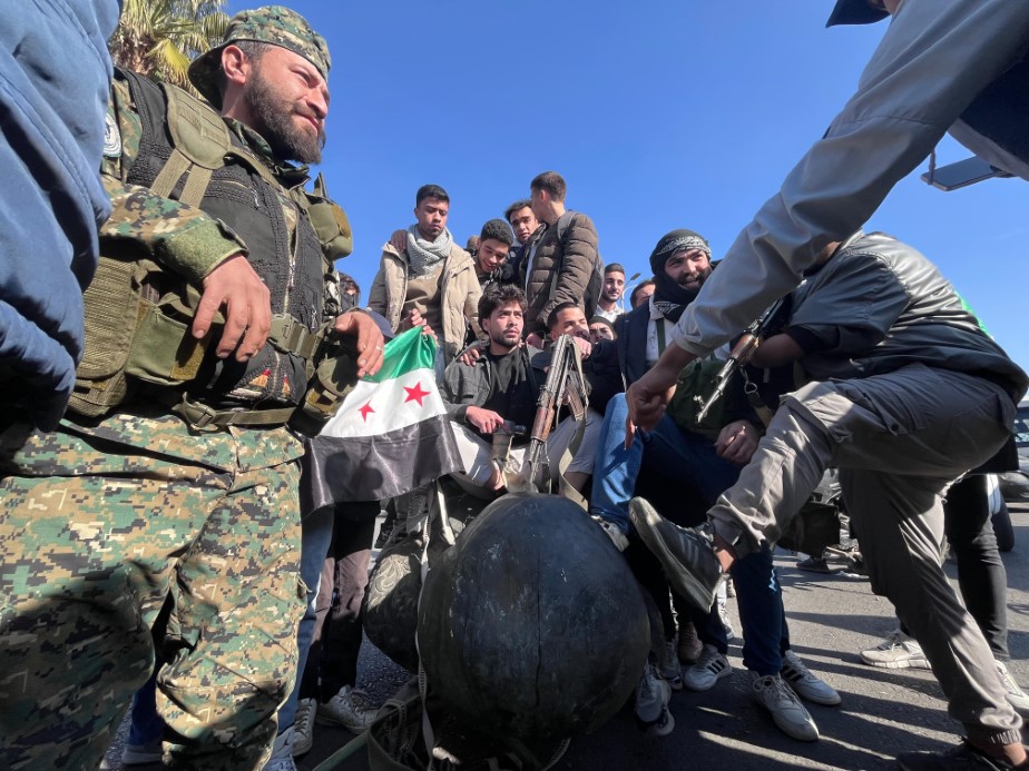 SURİYELİLER, HAFIZ ESAD'IN HEYKELİNİ EMEVİ MEYDANINDA SÜRÜKLEDİ