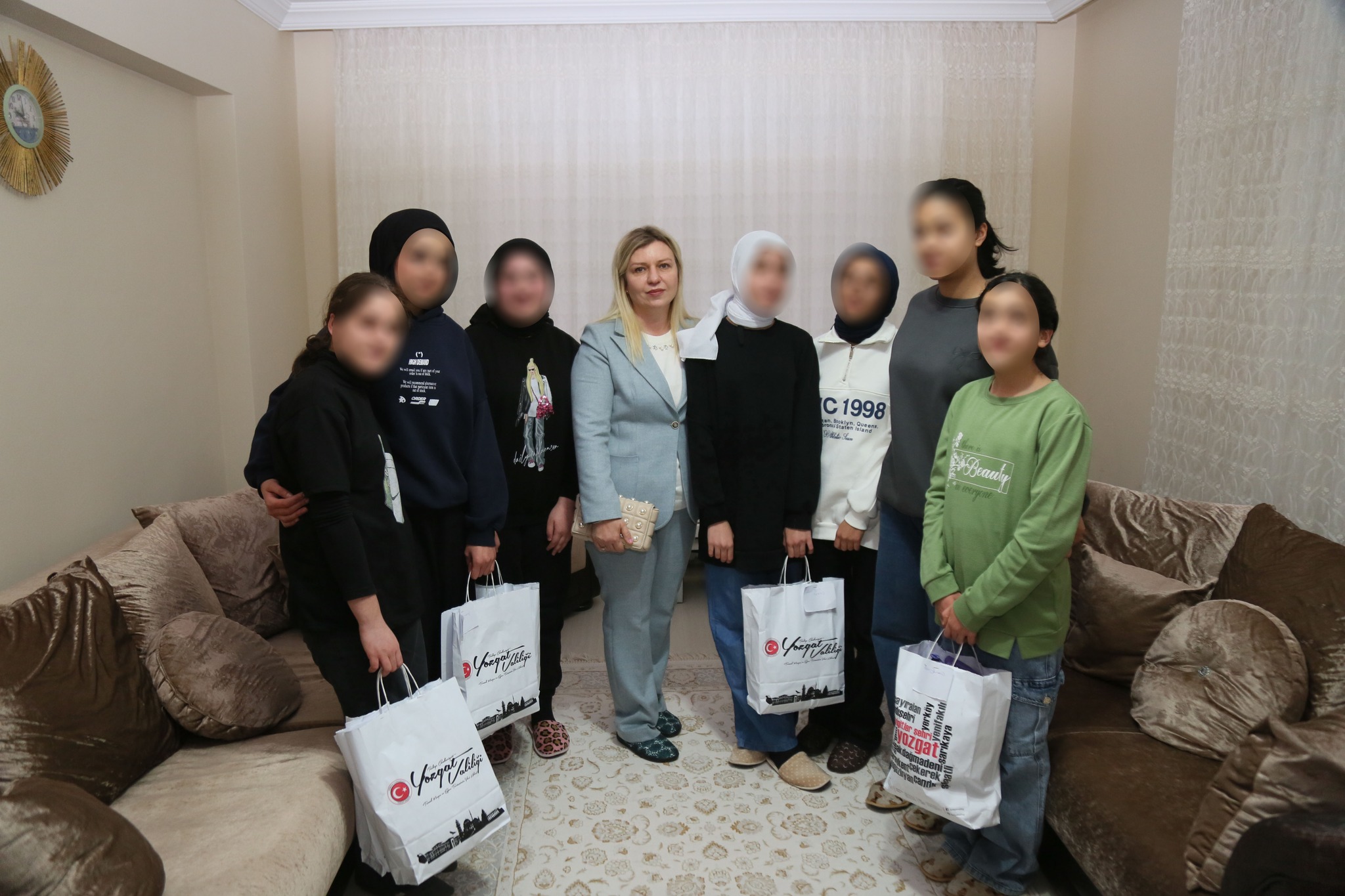 ARZU ÖZKAN ÇOCUK EVLERİNİ ZİYARETİNDE KİMSESİZLERİ SEVİNDİRDİ