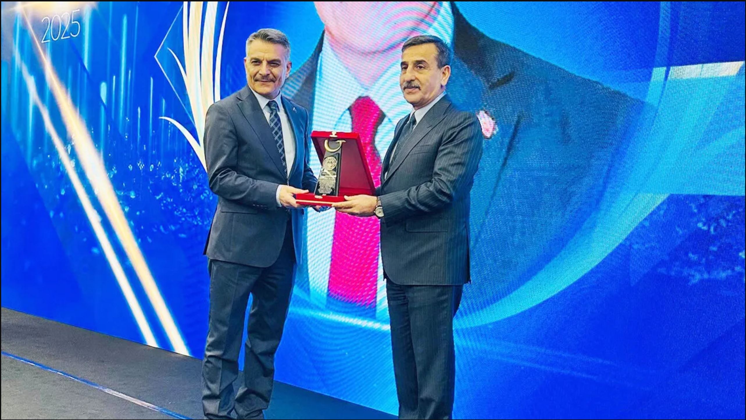 YOZGAT VALİSİ ÖZKAN’A KAMU-SEN’DEN ‘YILIN BÜROKRATI’ ÖDÜLÜ