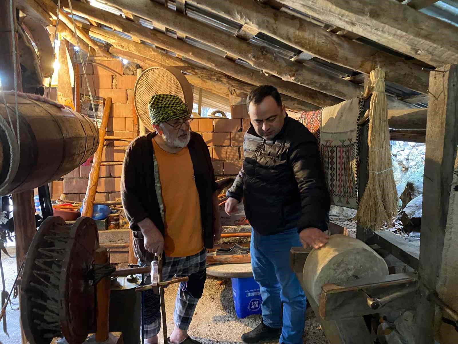 BİRİKTİRDİĞİ EŞYALARI MÜZEYE DÖNÜŞTÜRDÜĞÜ EVİNDE SERGİLİYOR 