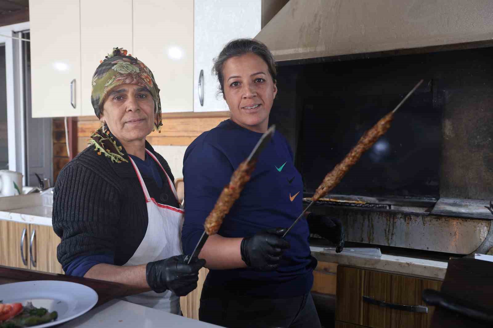 16 YILLIK GELİN VE GÖRÜMCE KEBAP TEZGAHINDA BİRLİKTE MESAİ YAPIYOR 