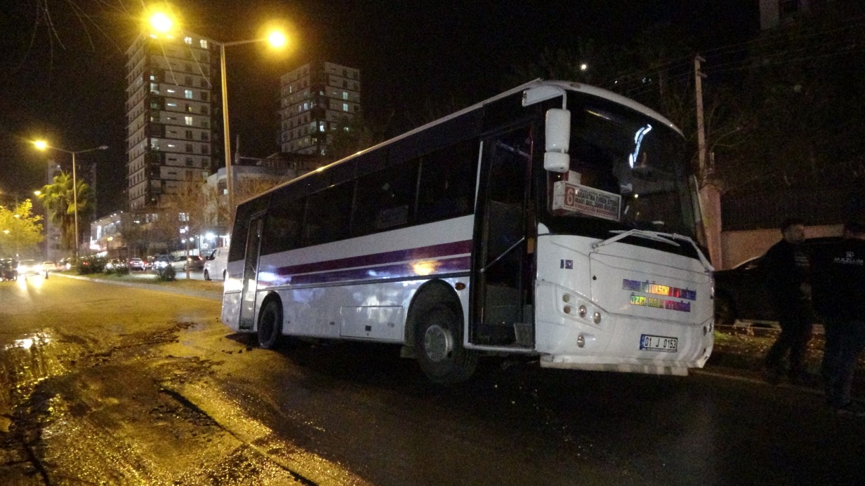 ÖZEL HALK OTOBÜSÜ ÇUKURA DÜŞTÜ, ŞOFÖRÜ “YOL YARILDI İÇİNE GİRDİK” DEDİ