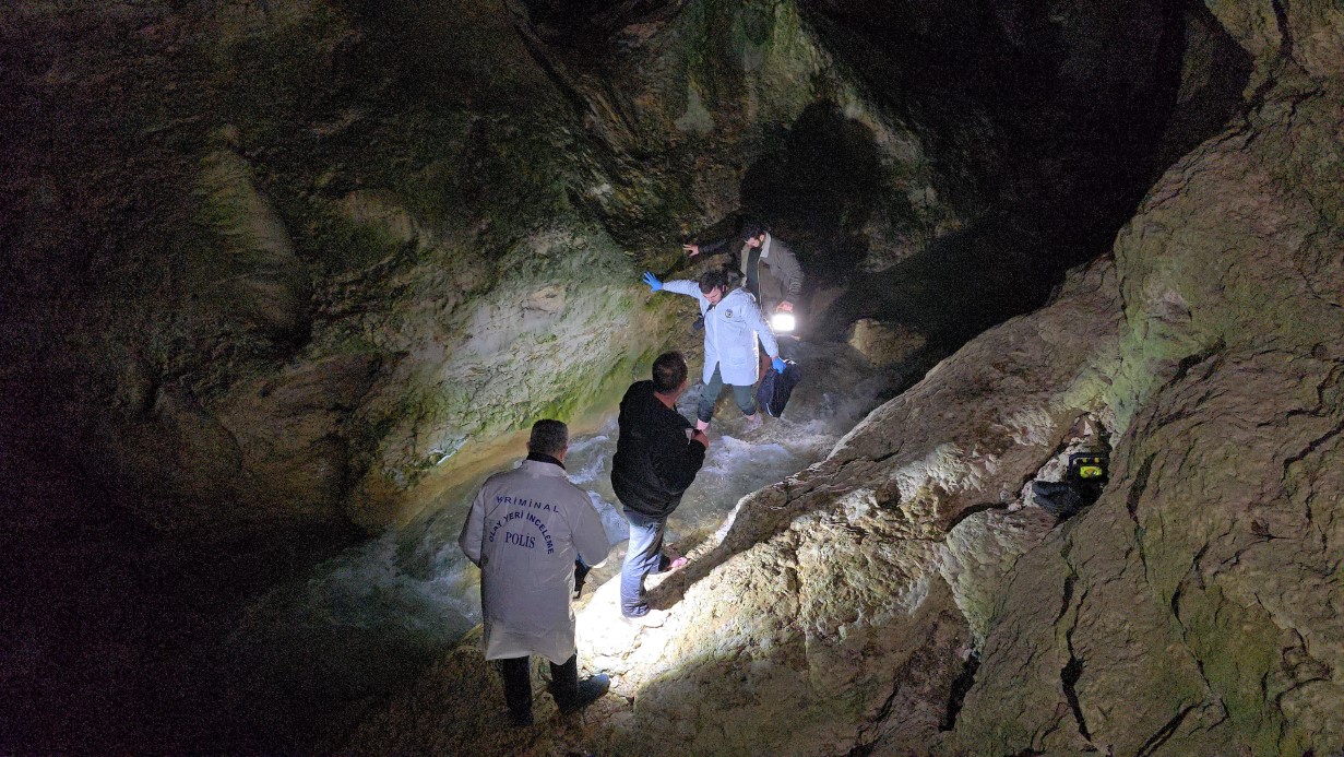 SAFRANBOLU’DAKİ KUYUMCU SOYGUNUNDA ÇALINAN ALTINLAR ELE GEÇİRİLDİ, ZANLILAR HER YERDE ARANIYOR