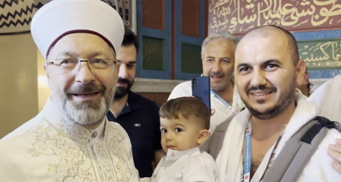 DİYANET BAŞKANI ERBAŞ, UMREYE GİDEN VATANDAŞLARLA BULUŞTU