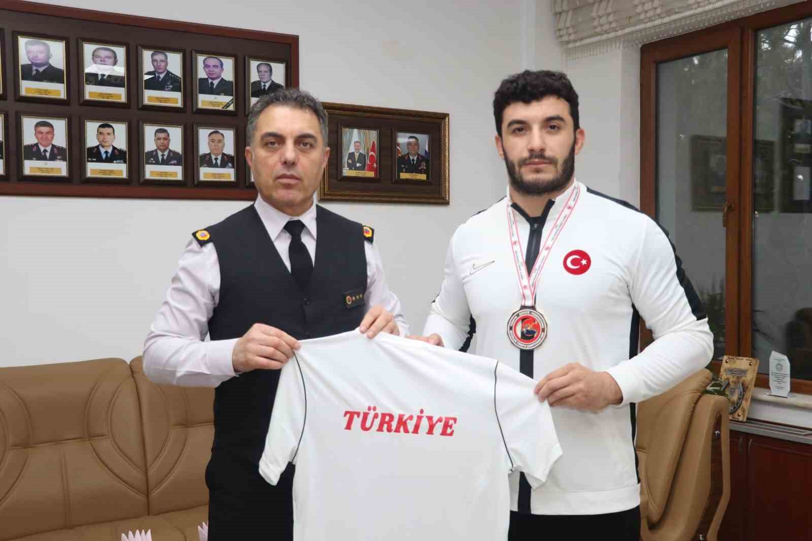 HEM ŞAMPİYON HEM DE TURNUVANIN EN CENTİLMEN SPORCUSU