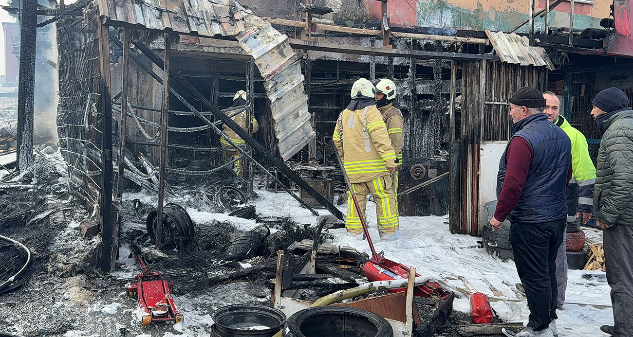 BAŞAKŞEHİR’DE LASTİK DÜKKANI ALEV ALEV YANDI, O ANLAR KAMERADA