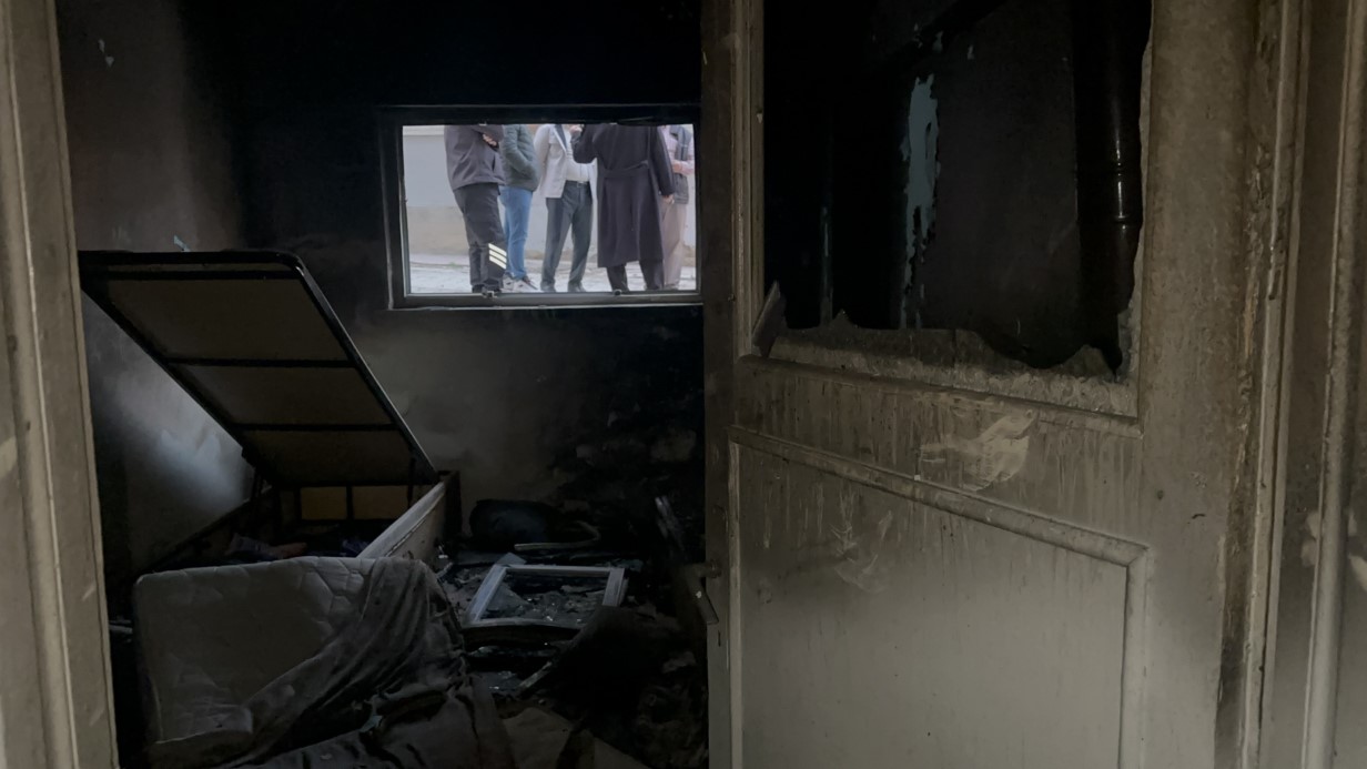 KİRACI EVİ ATEŞE VERDİ, 70 YAŞINDAKİ EV SAHİBİ GÖZYAŞLARINA HAKİM OLAMADI