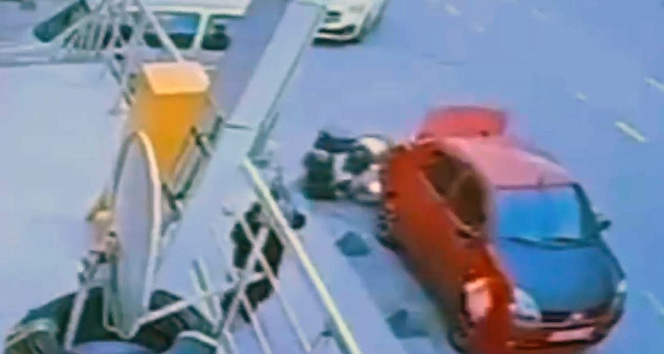 MOTOSİKLETLİ KURYENİN OTOMOBİLE ÇARPMA ANI KAMERADA
