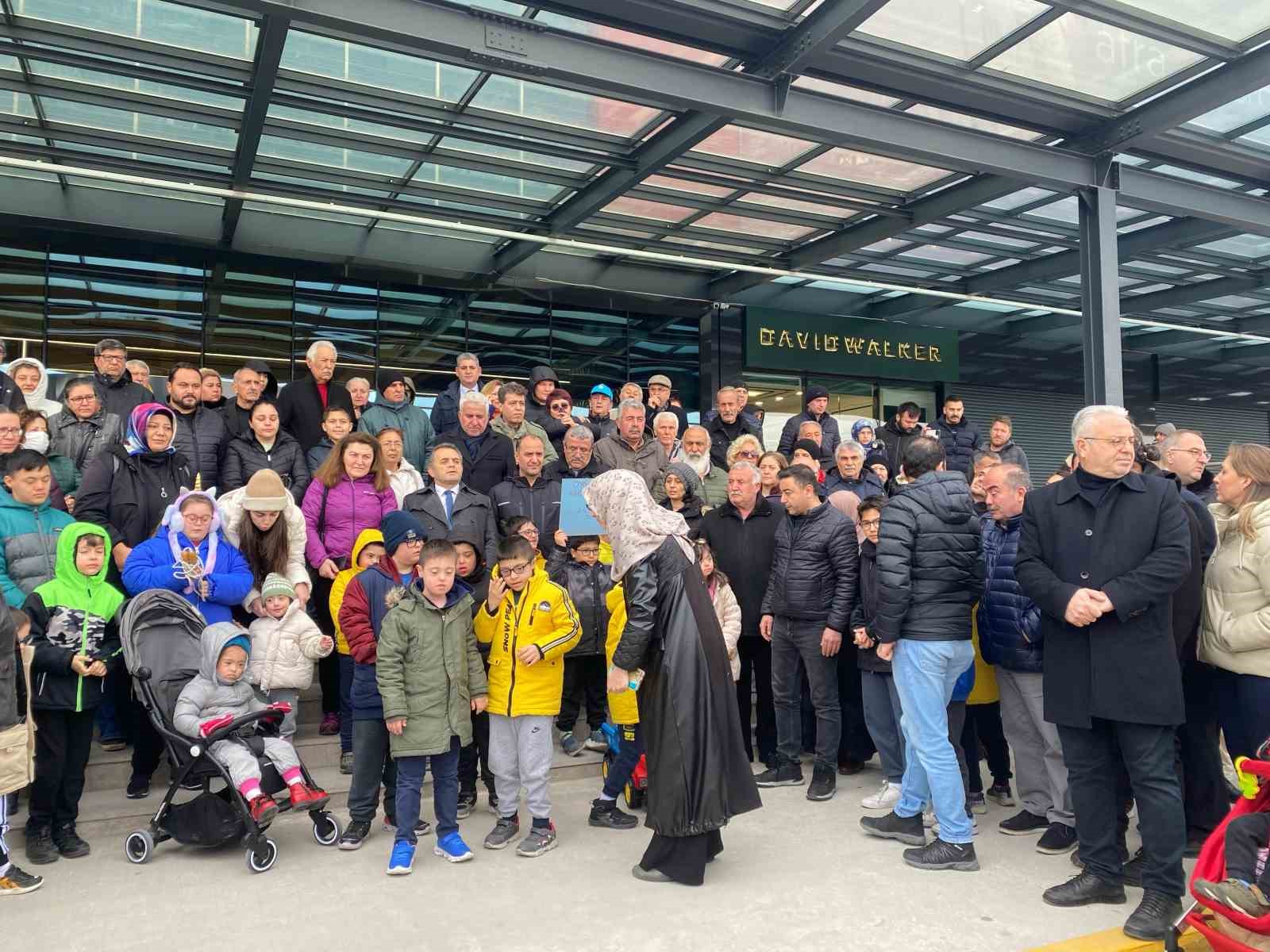 DOWN SENDROMLU ÇOCUĞUN OYUN ALANINA ALINMADIĞI GİMSA AVM PROTESTO EDİLDİ