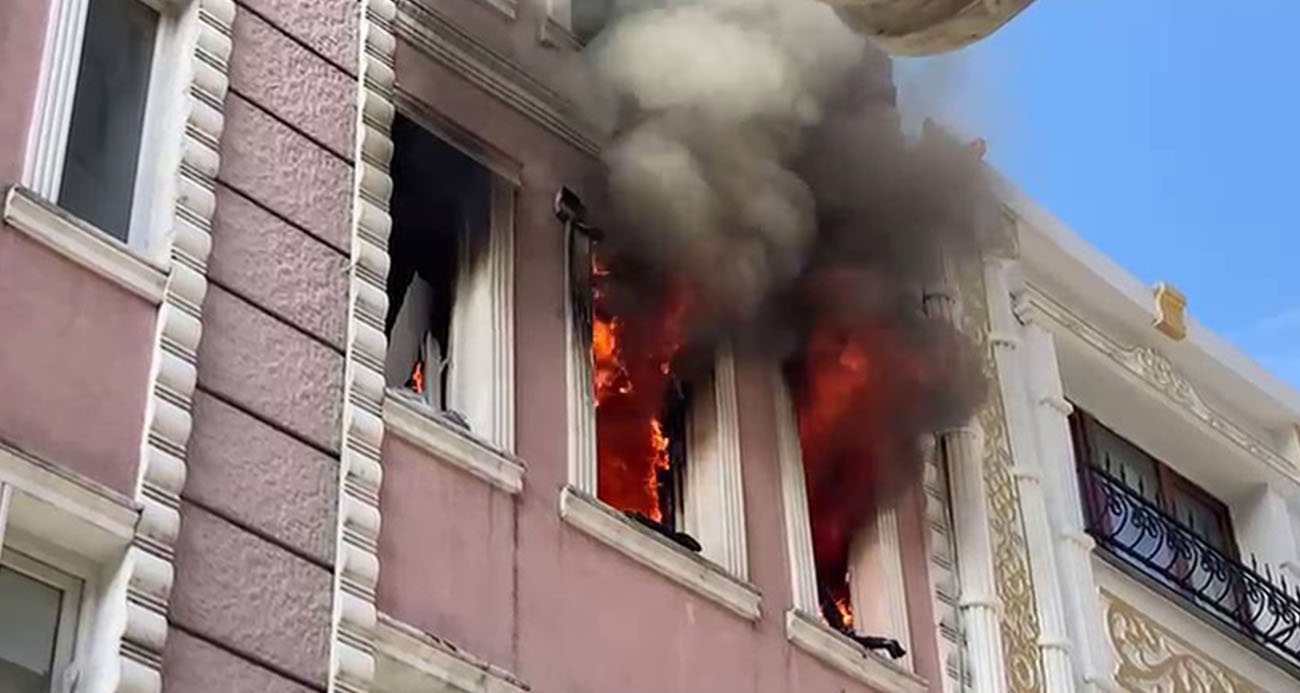 FATİH’TE APARTTA ÇIKAN YANGINDA 2 KİŞİ KURTARILDI