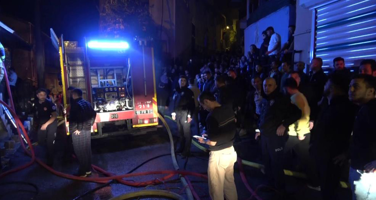 BURSA’DA ALEVLER GECEYİ AYDINLATTI... 2 KATLI EVDE ÇIKAN YANGIN, BİTİŞİĞİNDEKİ 2 EVE DAHA SIÇRADI