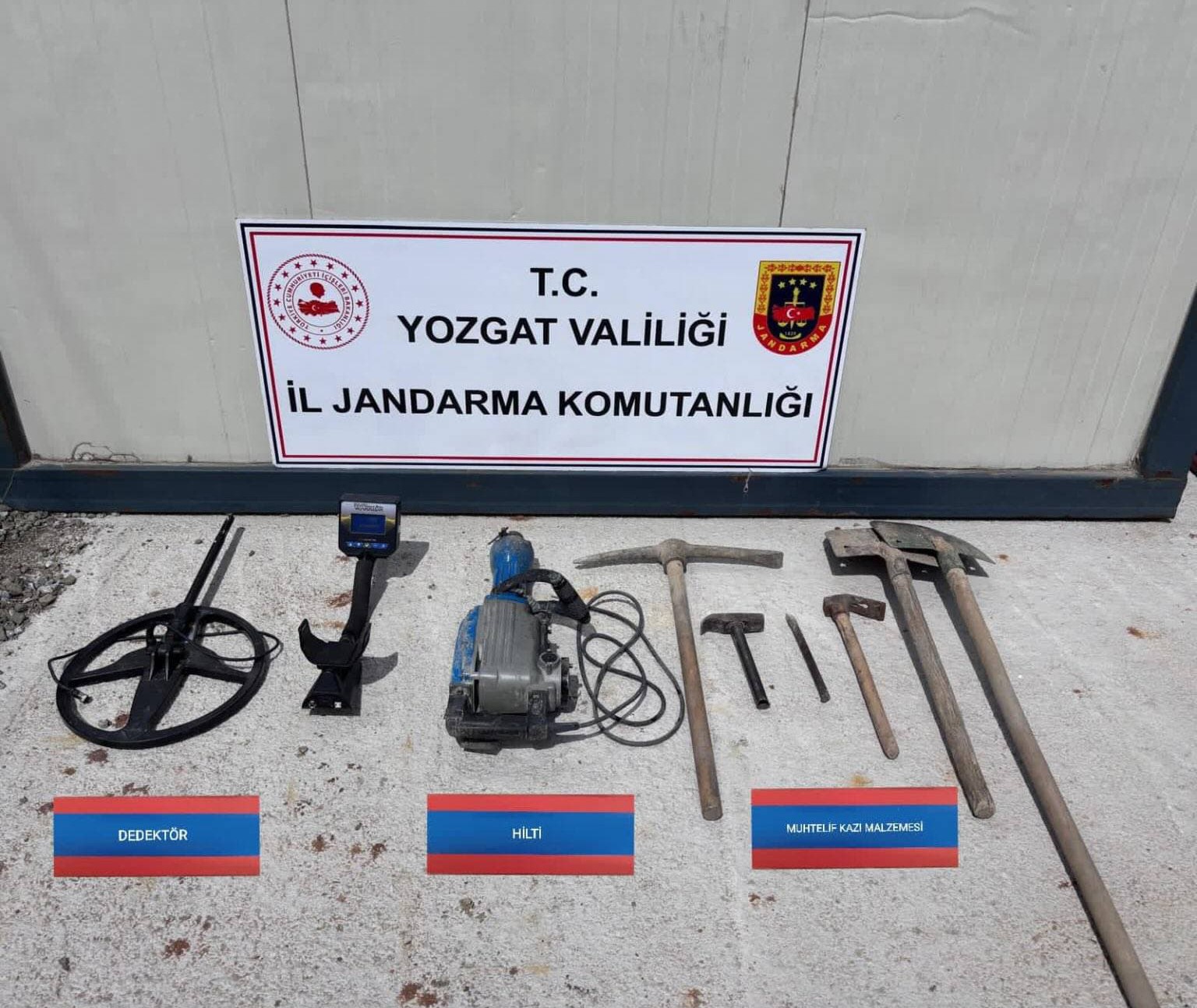 DEFİNE AVCILARINA JANDARMADAN SUÇÜSTÜ