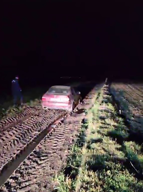 BİLMEDİĞİ YOLDA ÇAMURA SAPLANAN ARACINI KAYBETTİ, OTOMOBİL JANDARMA EKİPLERİNCE BULUNDU