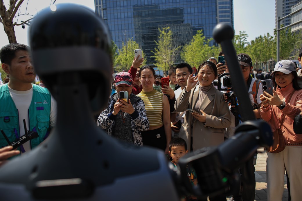 ÇİNLİ ROBOTLAR İLK KEZ YARI MARATONDA İNSANLARLA KOŞTU